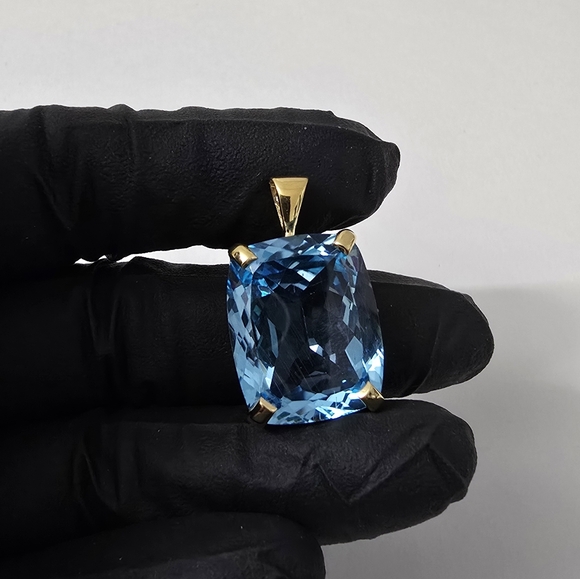Watch Video / Majestic Sky Blue Topaz Pendant in Sterling Silver 925 - Picture 1 of 7